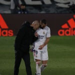 Zidane felicita a Benzema tras uno de los goles del delantero
