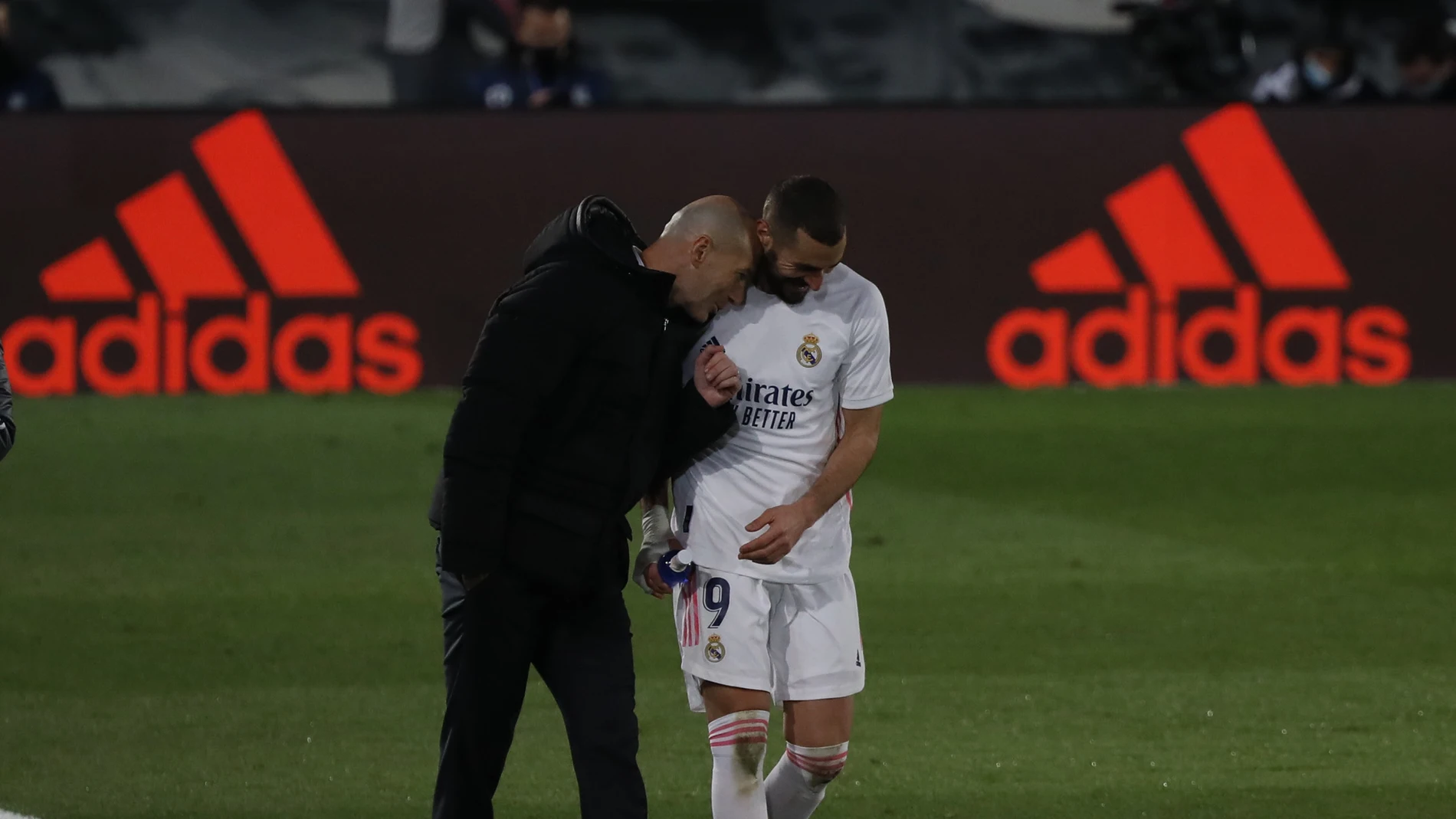 Zidane felicita a Benzema tras uno de los goles del delantero