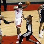 Harden busca a un compañero en el partido ante los Spurs