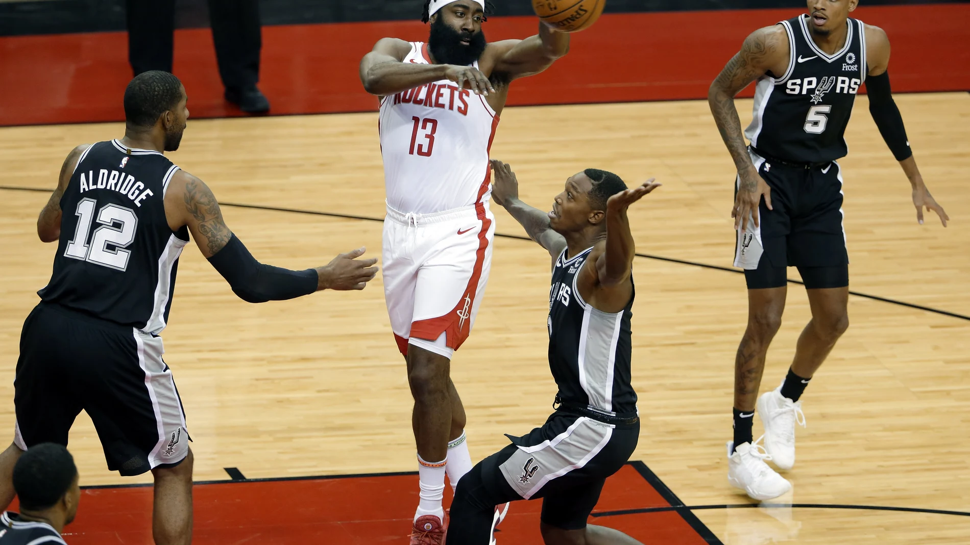 Harden busca a un compañero en el partido ante los Spurs