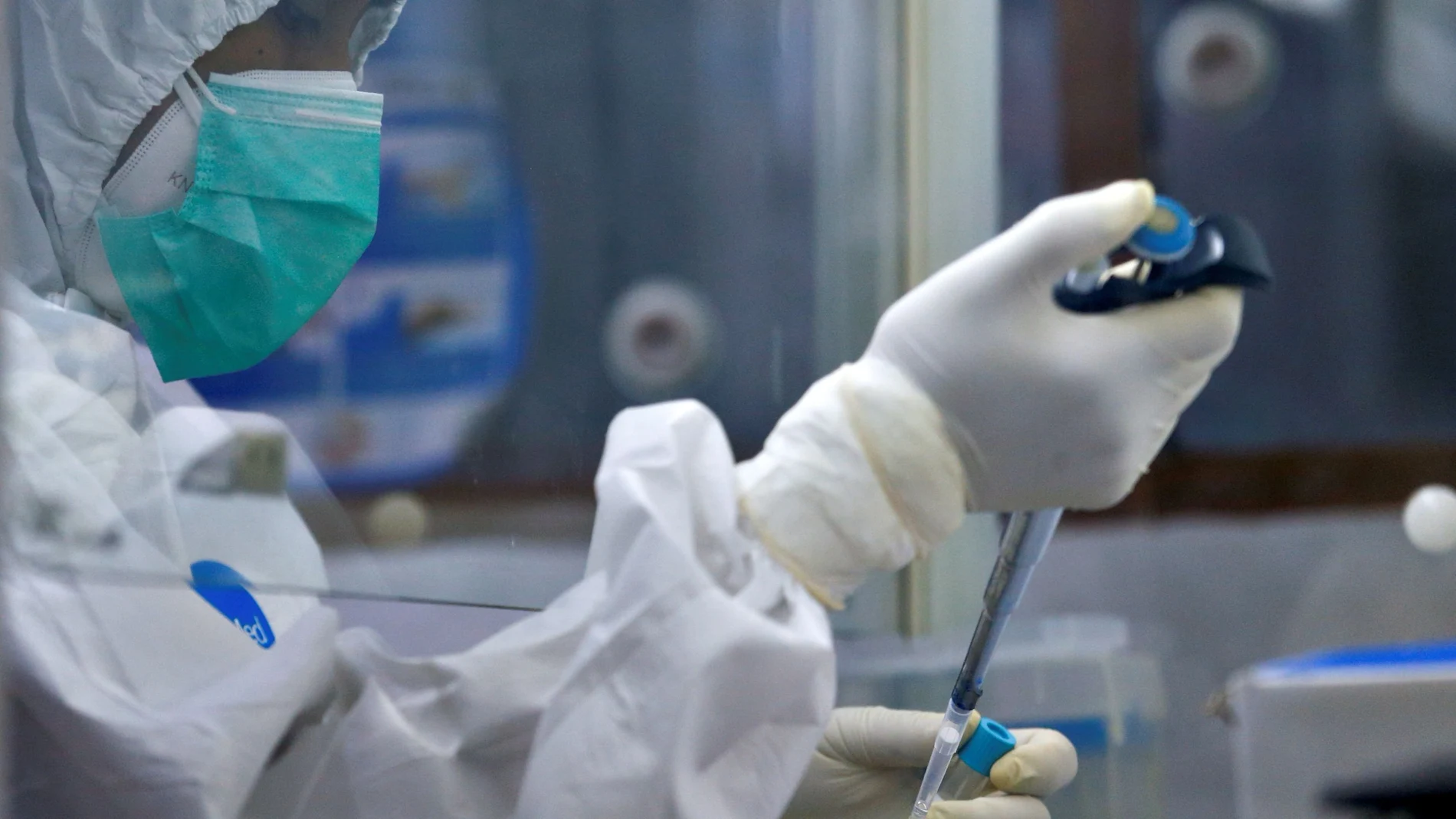 Un sanitario realiza una prueba PCR en Indonesia