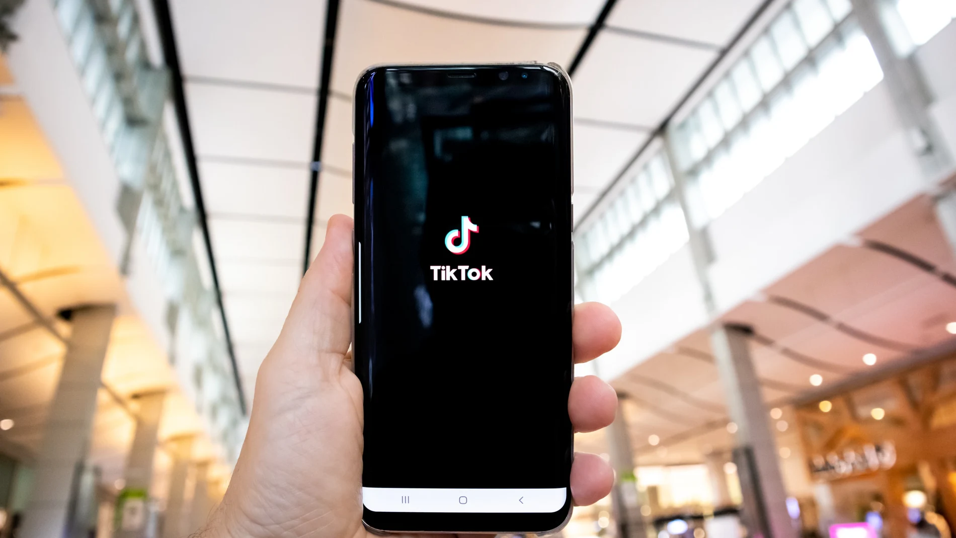La aplicación TikTok abierta en un teléfono móvil