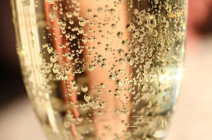 Entre burbujas: cava y champán, ¿son lo mismo?