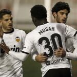 Musah celebra con sus compañeros uno de los goles del Valencia