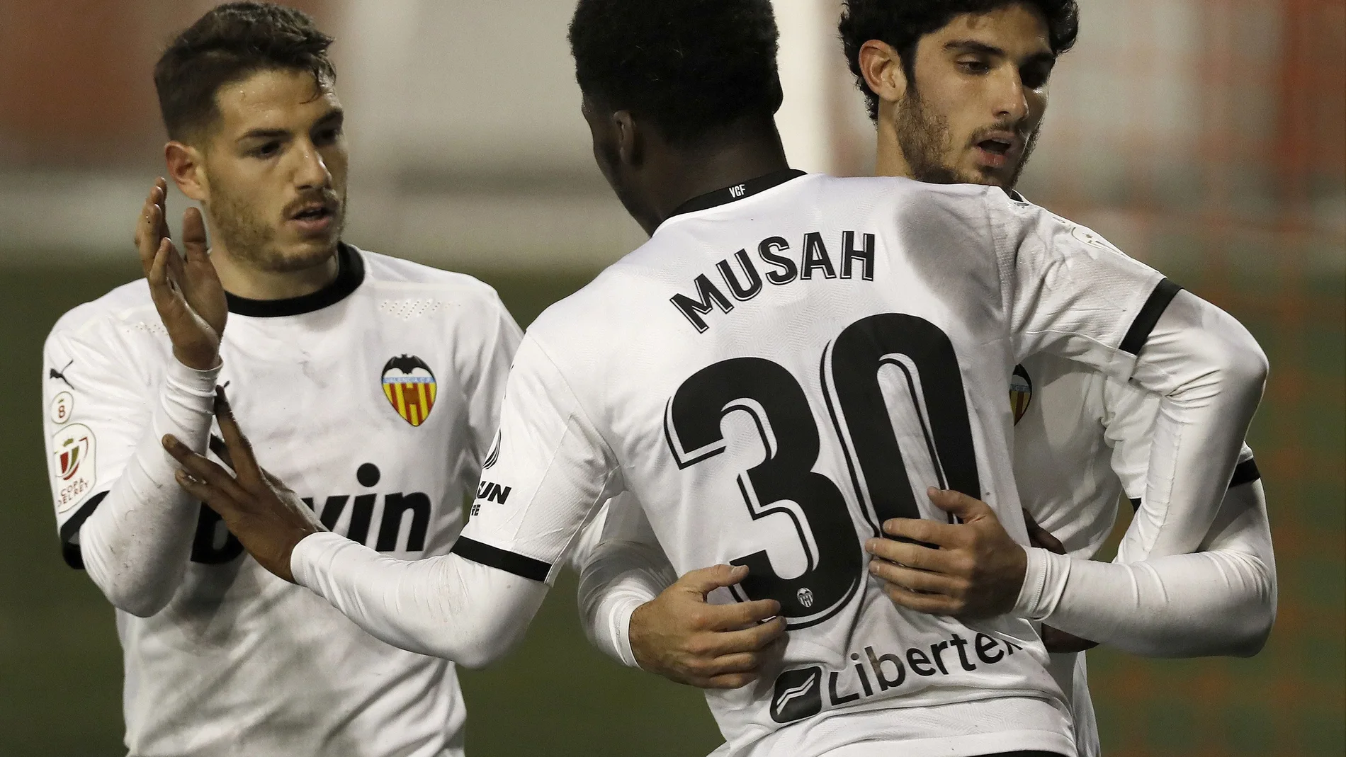 Musah celebra con sus compañeros uno de los goles del Valencia