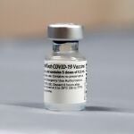 Vista de un recipiente de la vacuna de los laboratorios Pfizer/BioNTech contra la Covid-19