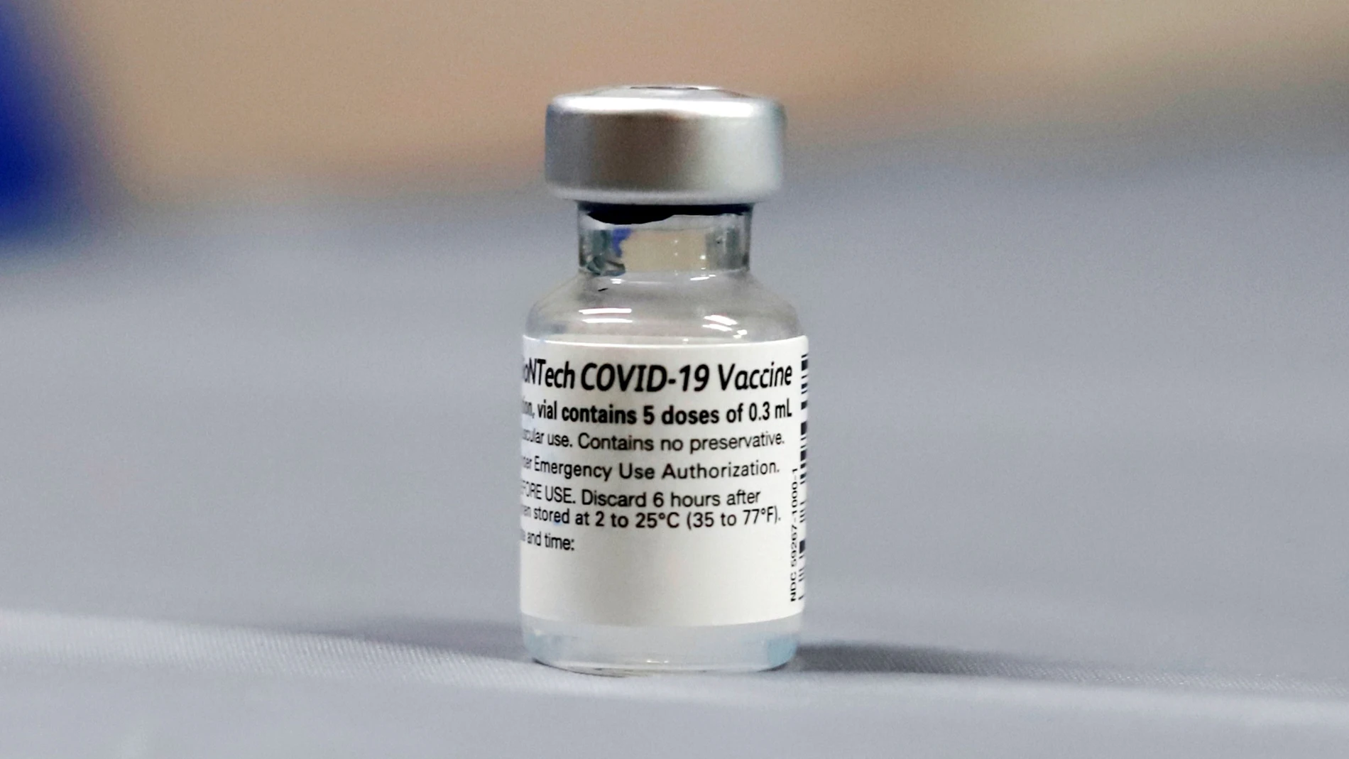 Vista de un recipiente de la vacuna de los laboratorios Pfizer/BioNTech contra la Covid-19