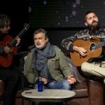 Pepe Begines, de "No me pises que llevo chanclas" (en el centro), autor de la canción dedicada a los hosteleros