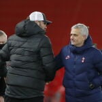 Jürgen Klopp y José Mourinho hablan al final del Liverpool-Tottenham.