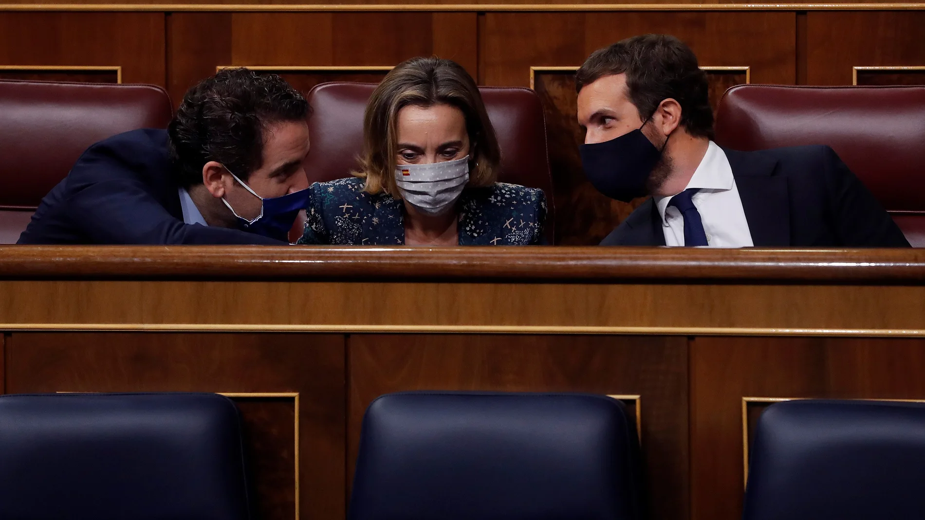 MADRID, 16/12/2020.- EL líder del PP, Pablo Casado (d), la portavoz, Cuca Gamarra y el secretario general, Teodoro García Egea, durante el pleno del Congreso ante el que presidente del Gobierno, Pedro Sánchez, comparece este miércoles a petición propia para informar de los dos últimos consejos europeos y de la situación en que se encuentra España en este momento de la pandemia, a las puertas de la Navidad. EFE/ J.J. Guillén