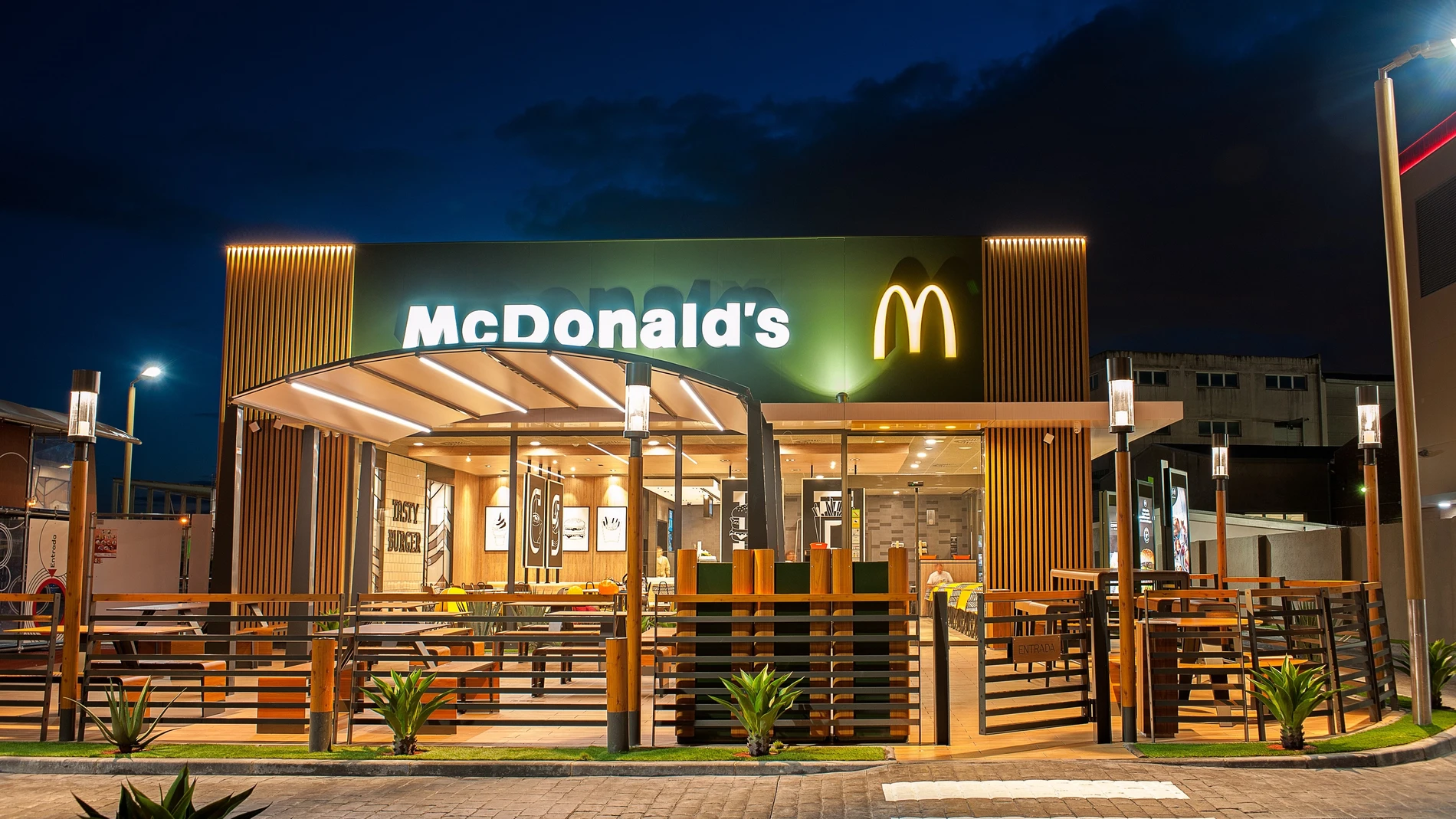 McDonald's retira de todos sus establecimientos las tapas y cubiertos de plástico y busca soluciones alternativas para los envíos a domicilio.MCDONALD'S16/12/2020