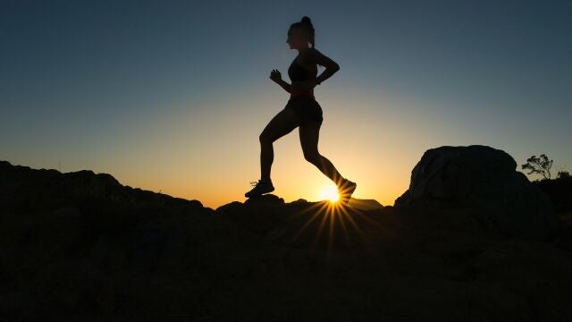 En la imagen, una mujer practicando running.