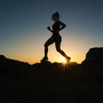 En la imagen, una mujer practicando running.