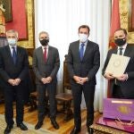 El ministro Ábalos firma en el Libro de Valladolid en presencia del alcalde Óscar Puente; y el delegado, Javier Izquierdo, entre otras personalidades