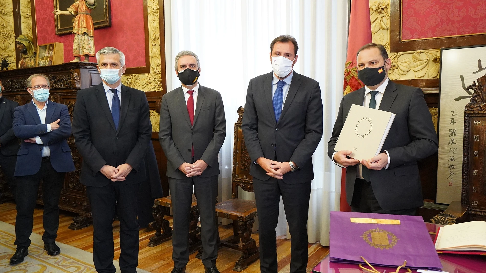 El ministro Ábalos firma en el Libro de Valladolid en presencia del alcalde Óscar Puente; y el delegado, Javier Izquierdo, entre otras personalidades