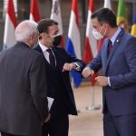 ;acron saluda a Pedro Sánchez durante una cumbre en Bruselas la semana pasada