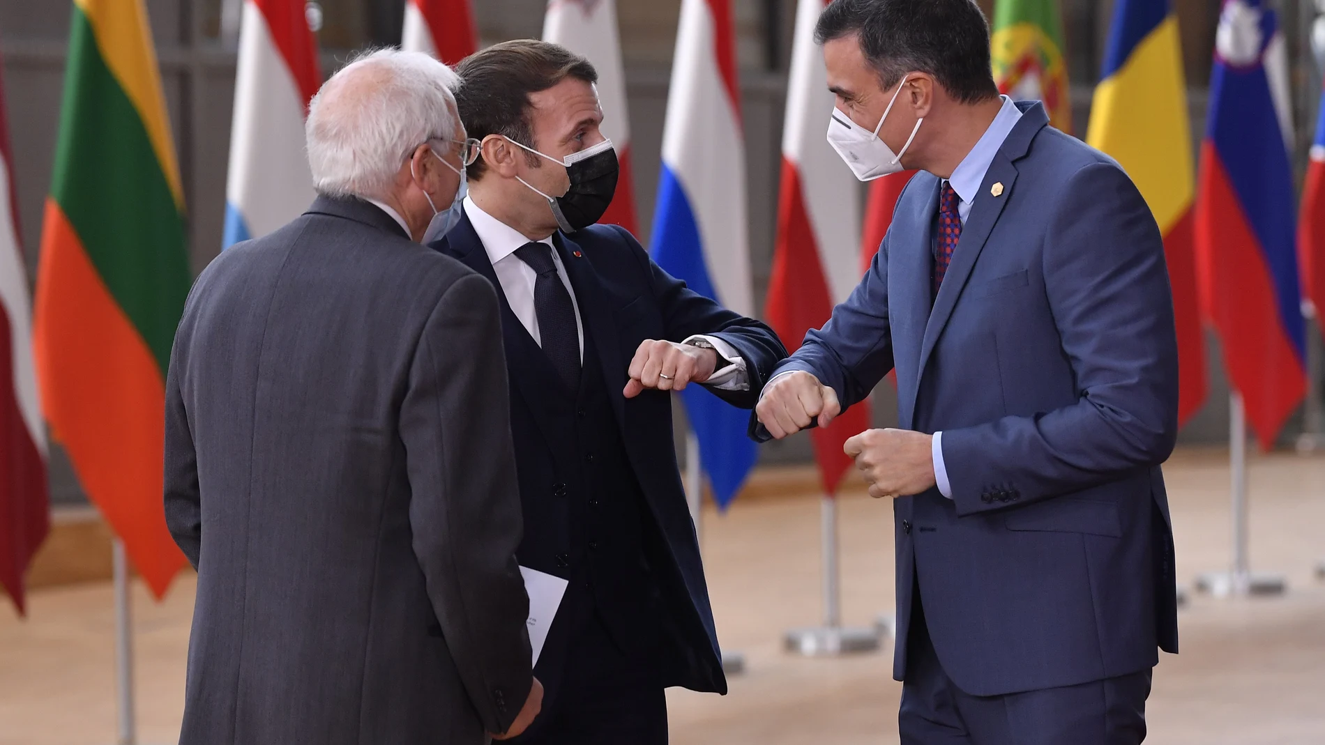 ;acron saluda a Pedro Sánchez durante una cumbre en Bruselas la semana pasada