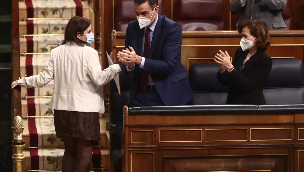 La vicepresidenta primera del Gobierno, Carmen Calvo (1d) y el presidente del Gobierno, Pedro Sánchez (2d) aplauden a la portavoz parlamentaria del PSOE, Adriana Lastra (3d) durante una sesión de control al Gobierno, en Madrid (España), a 16 de diciembre de 2020. Durante el pleno, el presidente del Gobierno ha hecho un primer balance del segundo estado de alarma decretado el pasado 9 de noviembre para hacer frente a la segunda ola de la pandemia del coronavirus. Además, el presidente también ha informado de las últimas tres reuniones del Consejo Europeo, en los que los jefes del Estado y de Gobierno de la UE debatieron también sobre cómo mejorar la lucha contra la pandemia.16 DICIEMBRE 2020EUROPA PRESS/E. Parra. POOL16/12/2020