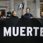 Manifestantes con máscaras de Dalí se concentran con pancartas con el símbolo de la muerte frente al Congreso de los Diputados contra la eutanasia