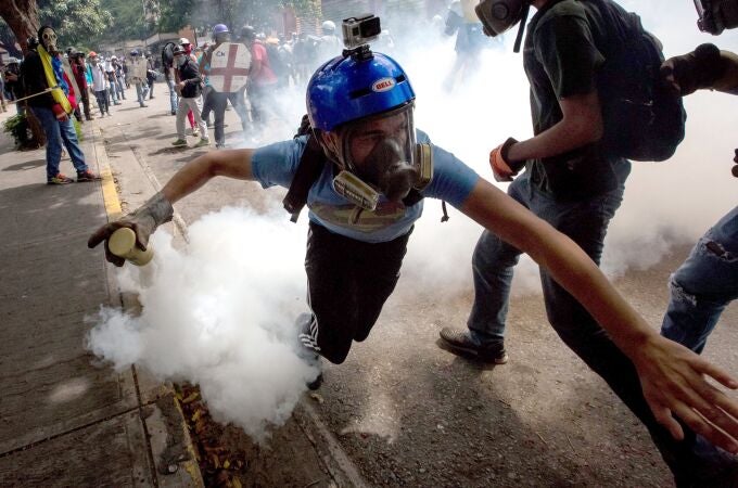 Manifestantes se enfrentan con la policía durante una protesta contra Nicolás Maduro en una foto de archivo