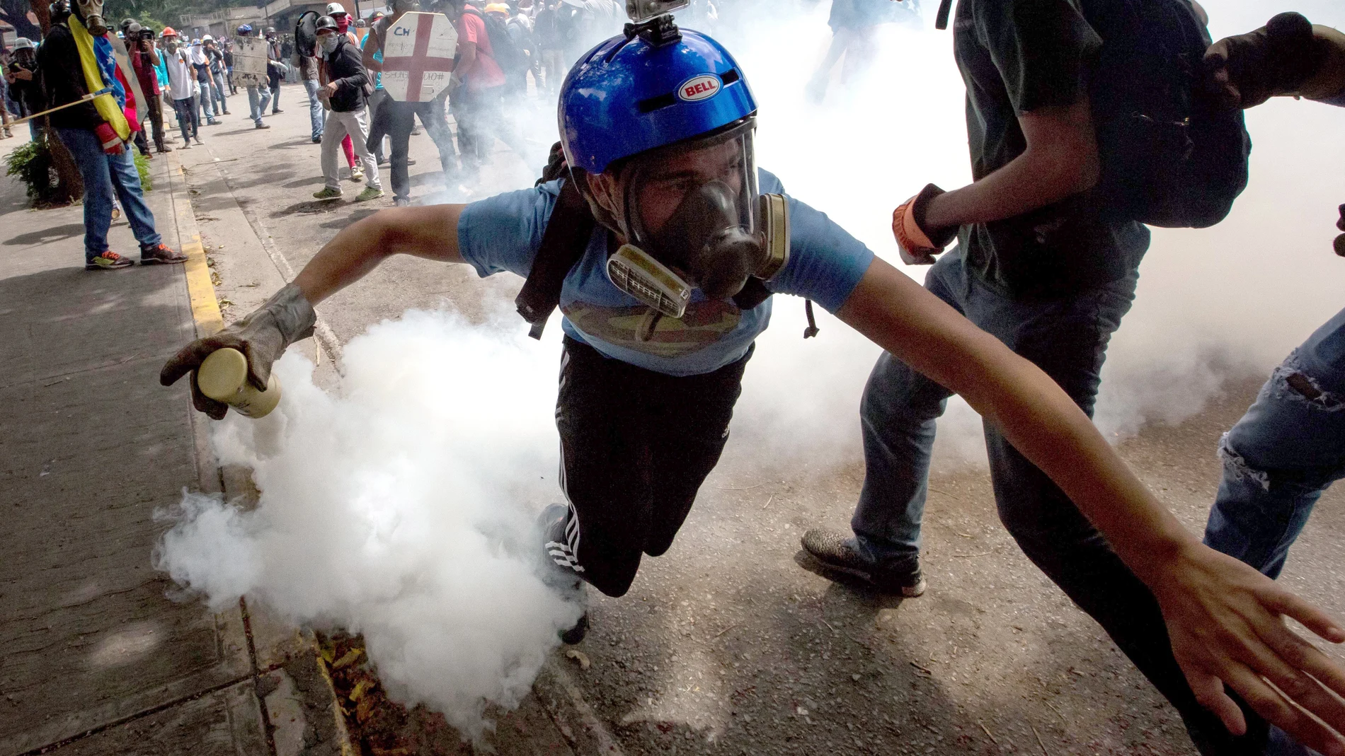 Manifestantes se enfrentan con la policía durante una protesta contra Nicolás Maduro en una foto de archivo