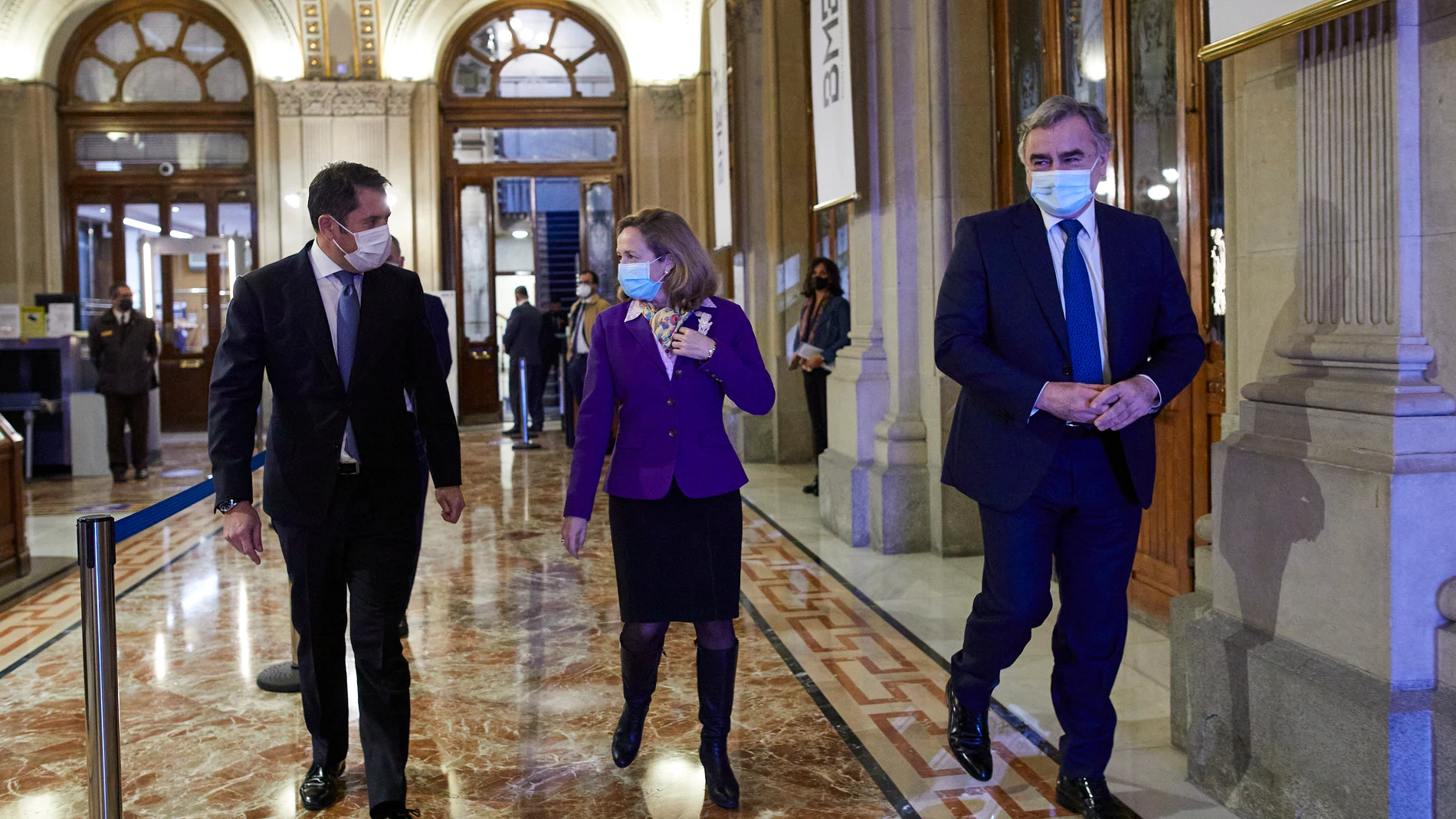 (I-D) El presidente de la Confederación Española de la Pequeña y Mediana Empresa (Cepyme), Gerardo Cuerva; la vicepresidenta tercera y ministra de Asuntos Económicos, Nadia Calviño, y el CEO de Bolsas y Mercados Españoles (BME), Javier Hernani