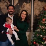 La presidenta de Ciudadanos, Inés Arrimadas, junto a su marido Xavi y su hijo Alex, felicitan las fiestas navideñas