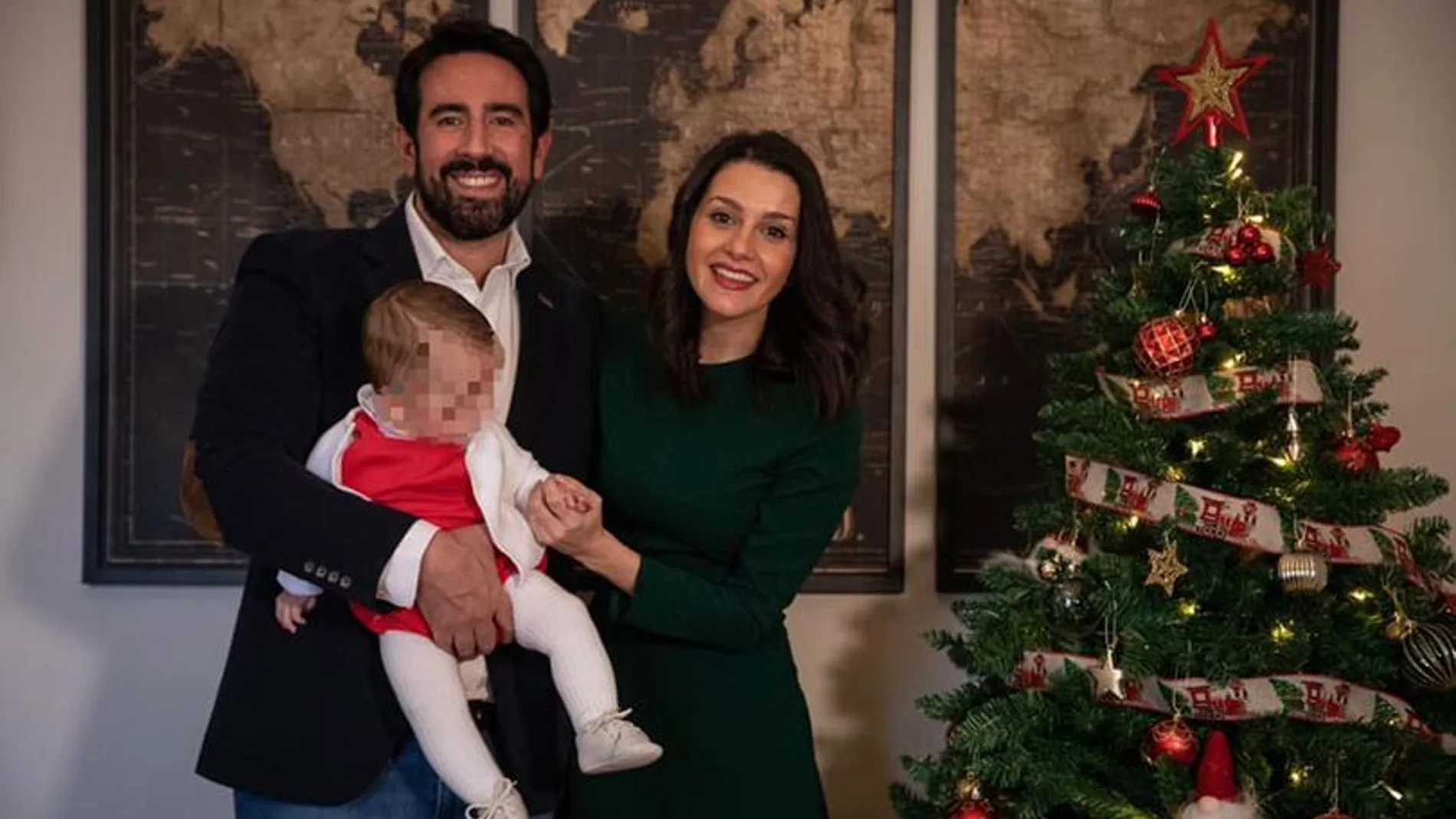 La presidenta de Ciudadanos, Inés Arrimadas, junto a su marido Xavi y su hijo Alex, felicitan las fiestas navideñas