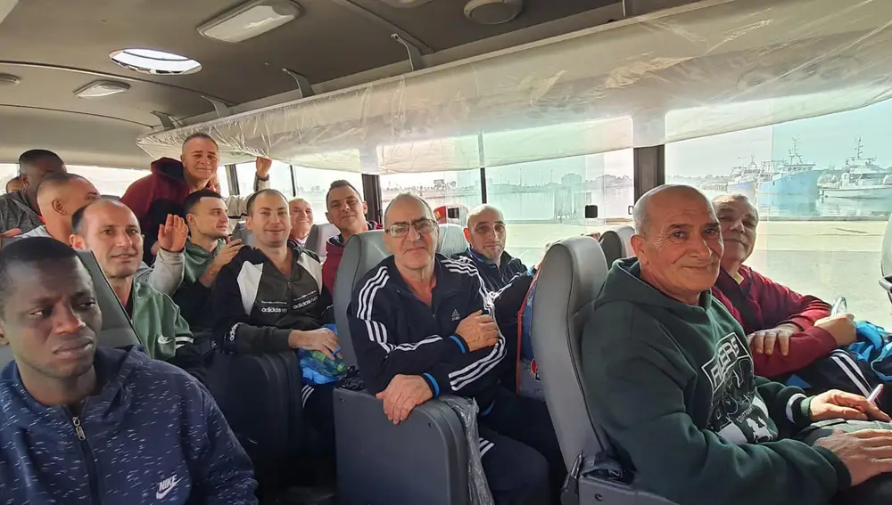 Los pescadores italianos que fueron detenidos en un autobús después de ser liberados esta mañana en Bengasi, Libia