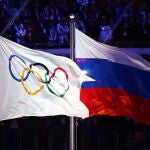 Las banderas de los Juegos Olímpicos y de Rusia
