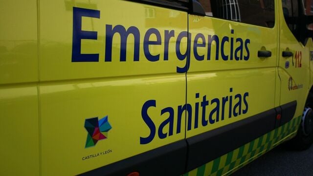 Ambulancia de Sacyl que se ha trasladado al lugar del suceso