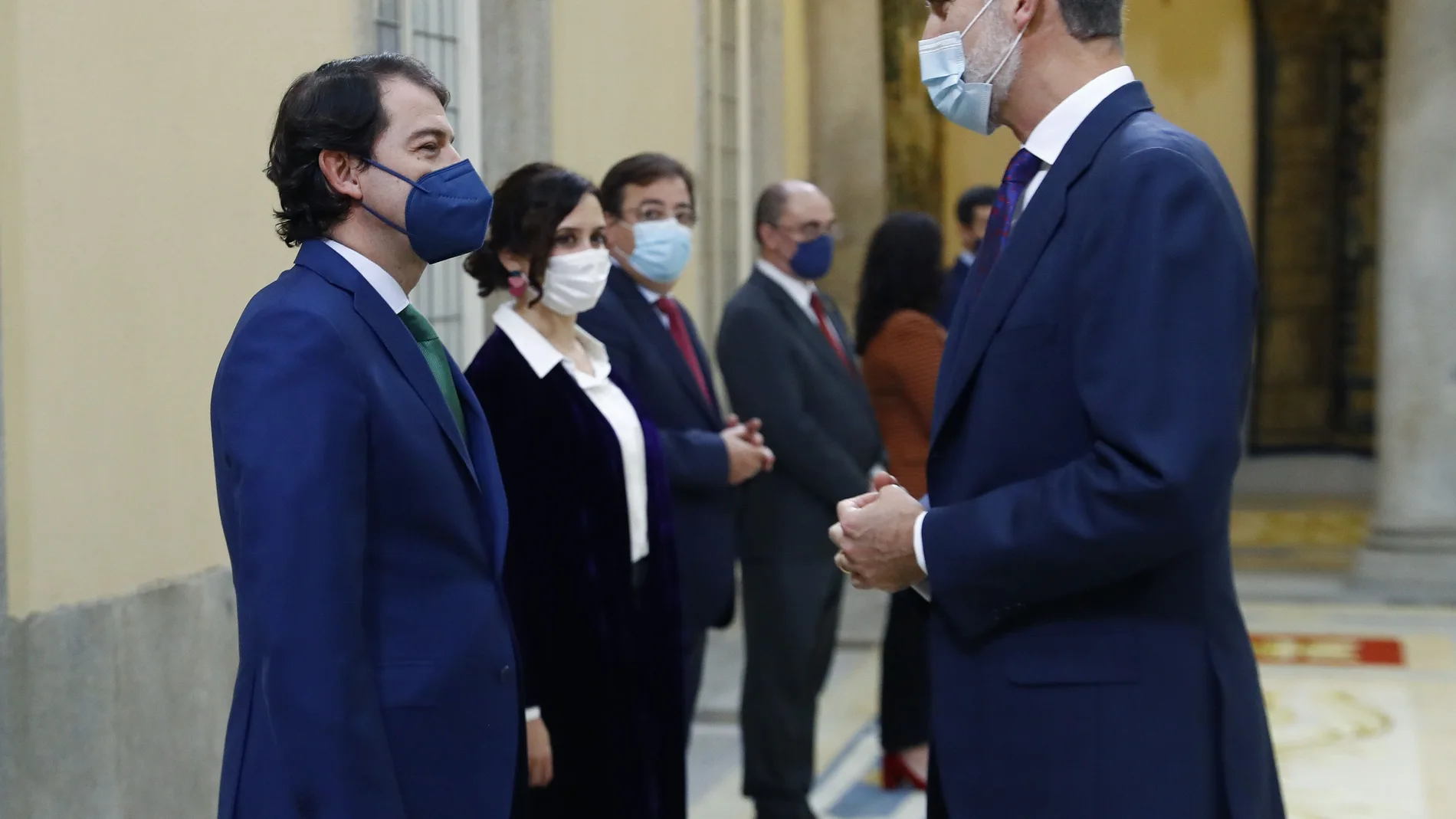 El rey Felipe, el presidente de Castilla y León Alfonso Fernández Mañueco, la presidenta de la Comunidad de Madrid Isabel Díaz Ayuso, el presidente de la Junta de Extremadura Guillermo Fernández Vara, el presidente de Aragón Javier Lambán, este jueves durante la reunión anual de la Fundación Pro Real Academia Española, en el palacio de El Pardo.- EFE/Ballesteros POOL