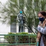 Una mujer pasa frente a una estatua con mascarilla en Montevideo, acción promovida por el Gobierno para fomentar el uso de mascarilla. (Foto de ARCHIVO)07/05/2020