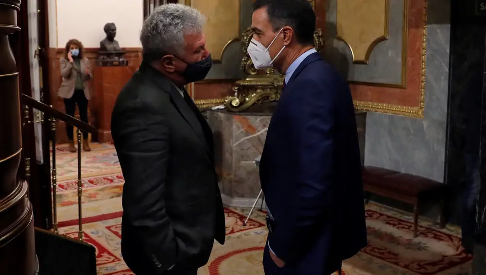 El presidente del Gobierno, Pedro Sánchez, habla con la diputado de Nueva Canarias, Pedro Quevedo (i), en el Congreso