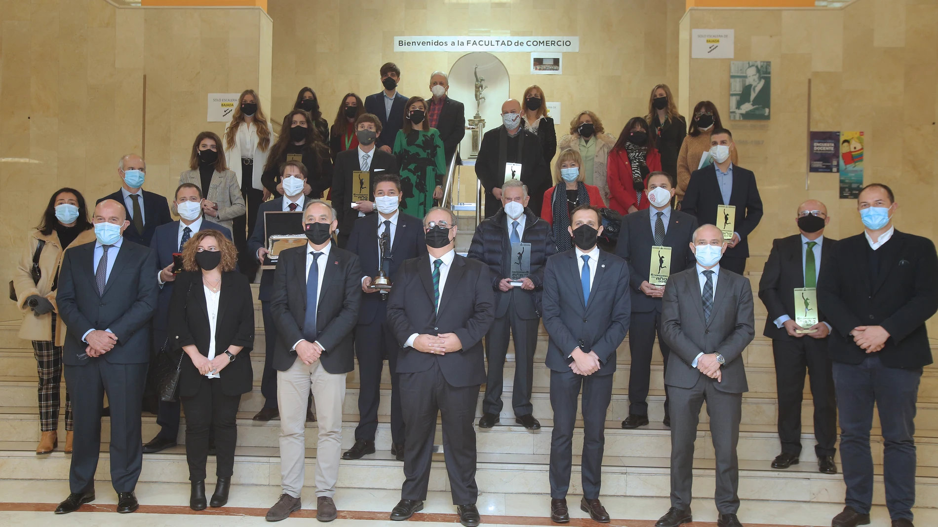 Foto de familia del Certamen Empresario del Año en Valladolid con los galardonados y las autoridades