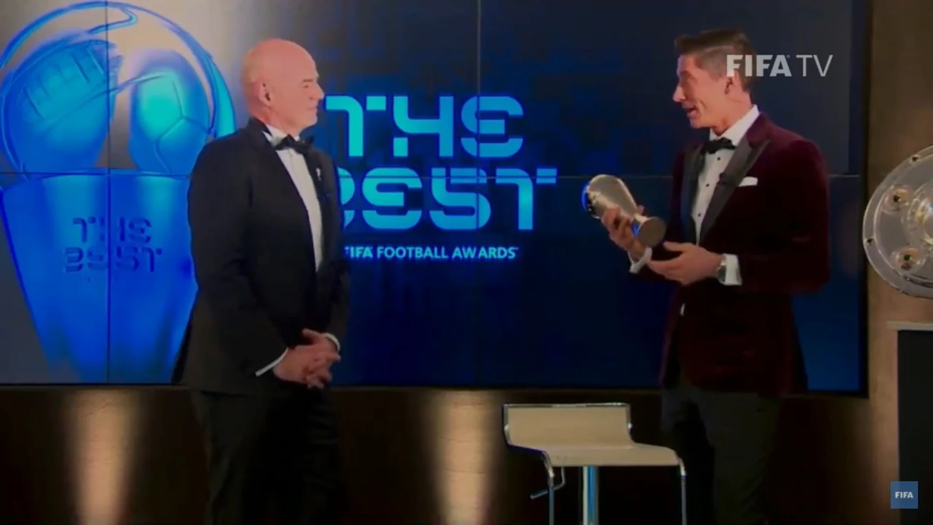 Infantino, presidente de la FIFA, entregó el premio a Lewandowski
