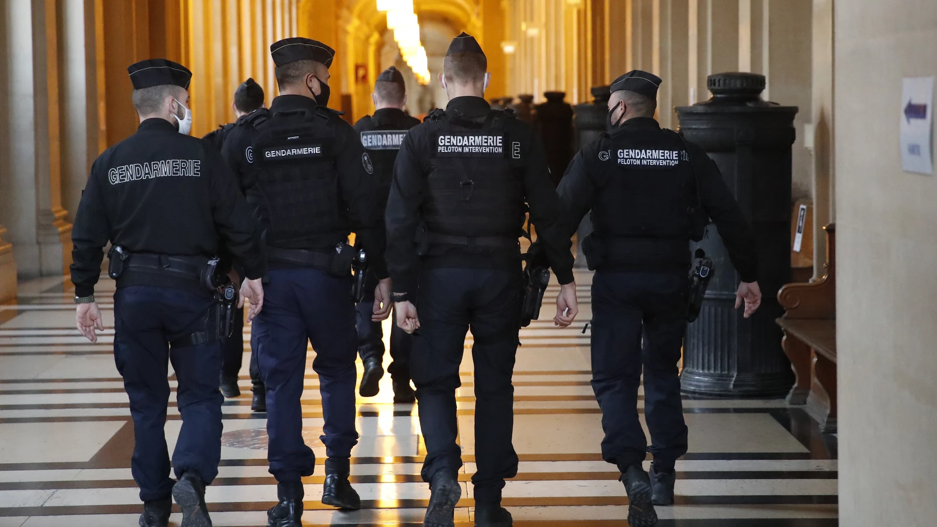 Agentes vigilan la corte de París donde concluyó ayer el juicio por el intento de atentado de un tren Thalys en 2015