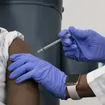 Un sanitario administra una dosis vacunal a una joven en la ciudad inglesa de Chester