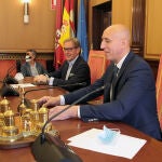 El alcalde de León, José Antonio Diez (D), y el presidente de la Cámara de Comercio, Javier Vega (I)