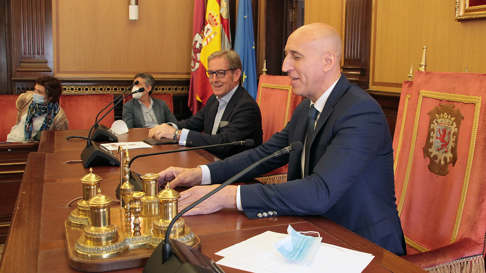El alcalde de León, José Antonio Diez (D), y el presidente de la Cámara de Comercio, Javier Vega (I)