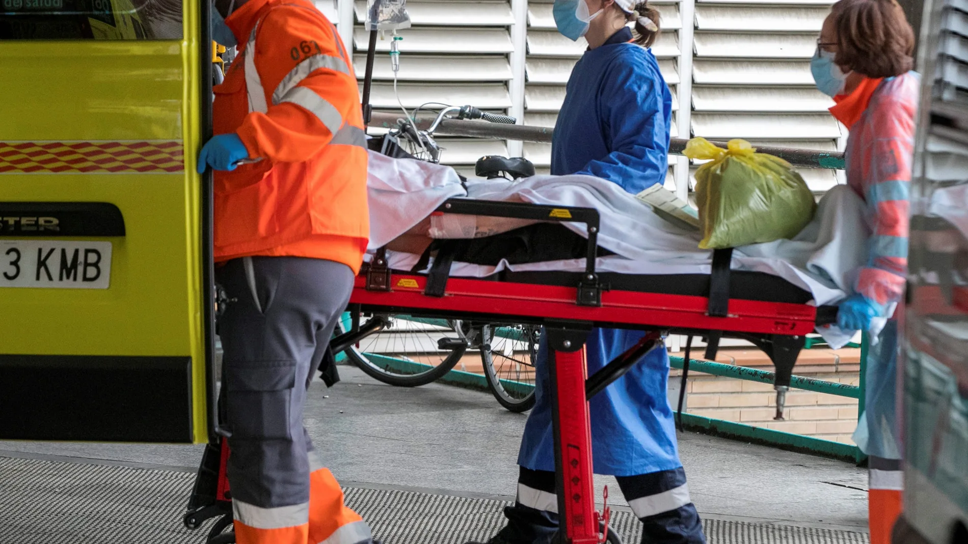 Personal sanitario lleva a un paciente a las urgencias del Hospital Clínico Universitario Lozano Blesa de Zaragoza. Aragón ha notificado 179 casos nuevos de coronavirus detectados en las últimas 24 horas, 40 menos que el día anterior, y seis fallecidos más