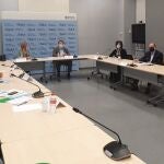 La consellera de Salud, Alba Vergés, el director del Servicio Catalán de la Salud, Adrià Comella, y la gerente de la Región Metropolitana Norte, Anna Aran, junto con los alcaldes de los municipios a los que dará cobertura el nuevo centro. GENERALITAT DE CATALUNYA