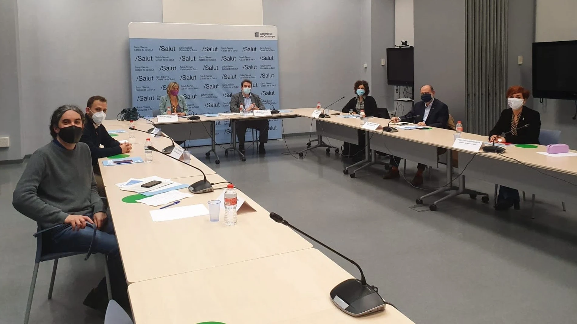 La consellera de Salud, Alba Vergés, el director del Servicio Catalán de la Salud, Adrià Comella, y la gerente de la Región Metropolitana Norte, Anna Aran, junto con los alcaldes de los municipios a los que dará cobertura el nuevo centro. GENERALITAT DE CATALUNYA
