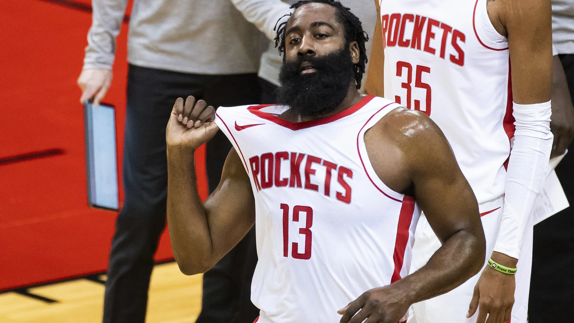 James Harden rompió los estrictos protocolos de la NBA por la pandemia por la covid-19.