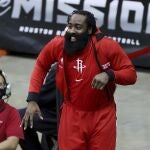 James Harden, en un partido de preparación en el banquillo de los Rockets