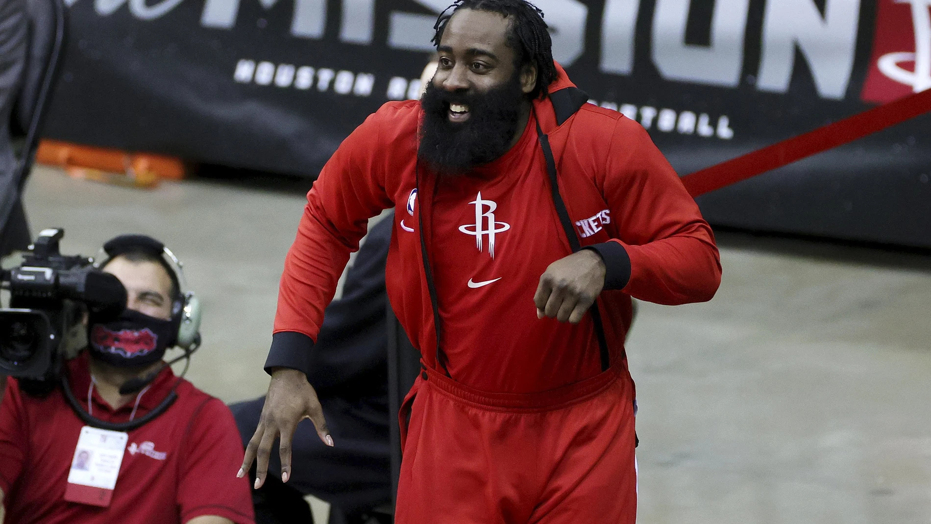 James Harden, en un partido de preparación en el banquillo de los Rockets