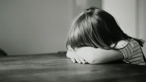 Los niños y los adolescentes pueden sufrir maltrato bajo la custodia de los padres, de un representante legal o de cualquier otra persona que los tenga a su cargo