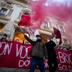 Estudiantes protestan frente al Ministerio de Educación en Roma para volver a las aulas