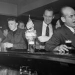 Una celebración típica de Nueva York, una barra, amigos unas, banderas y, sobre todo, alcohol