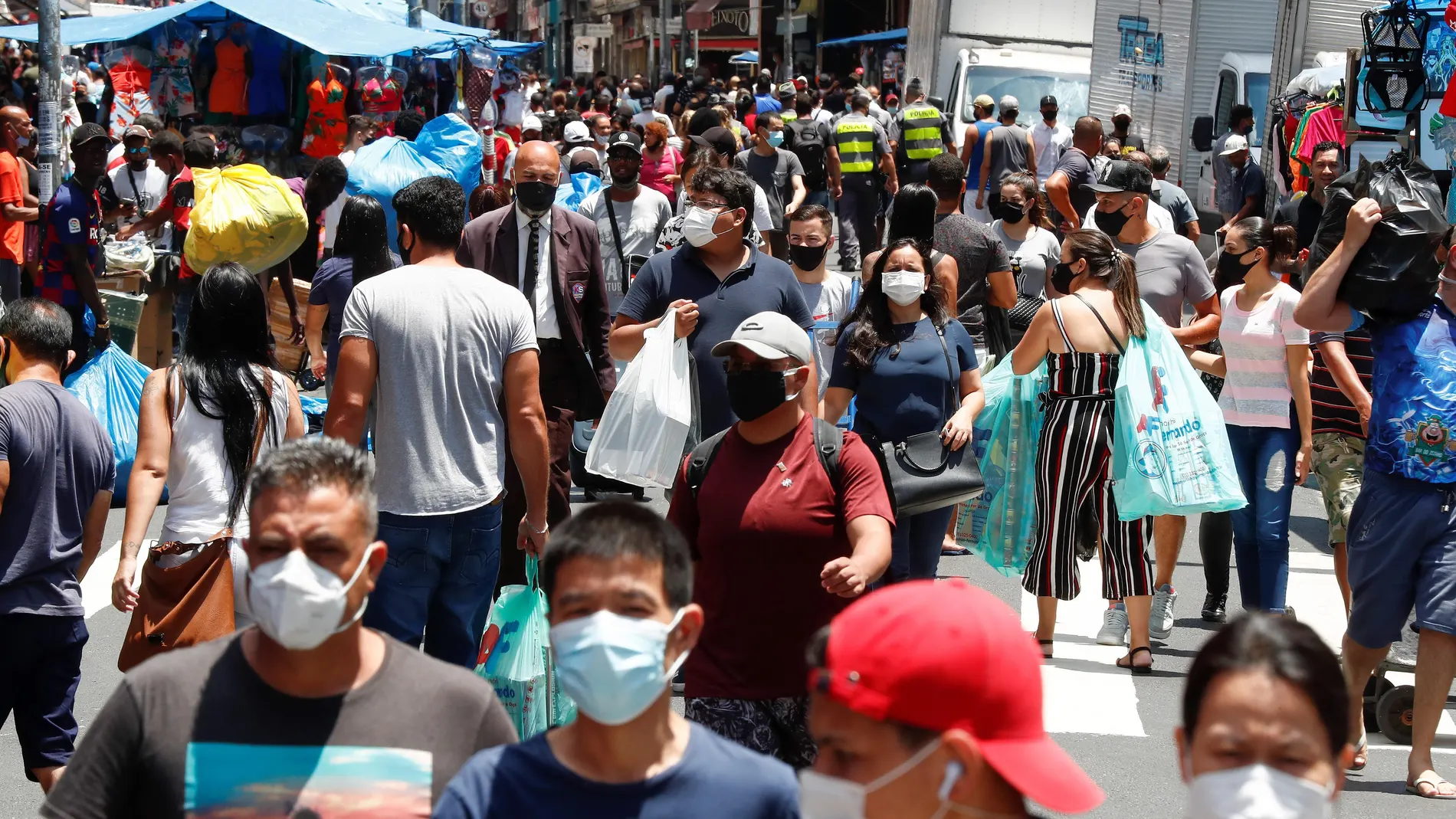 AME5799. SAO PAULO (BRASIL), 18/12/2020.- Decenas de personas caminan en una concurrida vía comercial hoy, en el centro de Sao Paulo (Brasil). El Gobierno brasileño exigirá a partir del 30 de diciembre próximo que los ciudadanos nacionales y extranjeros que desembarquen en cualquier aeropuerto del país procedentes del exterior presenten un examen demostrando que no están contagiados de covid-19. Brasil registró el jueves 1.092 muertes por covid, con lo que volvió a superar el millar de fallecimientos diarios por primera vez desde el 30 de septiembre (1.031) y acumula 184.827 víctimas de la pandemia. EFE/ Sebastiao Moreira